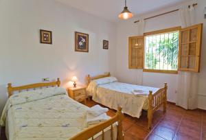 A bed or beds in a room at Villa La Solana Rocabella Még 13 kép