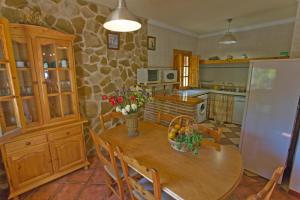 A kitchen or kitchenette at Villa La Solana Rocabella