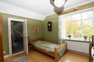 1 dormitorio con cama y ventana en Unique house in Kopmannebro with fantastic lake plot, en Köpmannebro