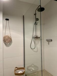 ducha con puerta de cristal y cesta en Fantastic NEW 120m2 Beach House in El Palo Malaga, en Málaga