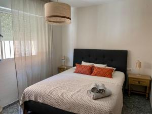 um quarto com uma cama com duas toalhas em Fantastic NEW 120m2 Beach House in El Palo Malaga em Málaga