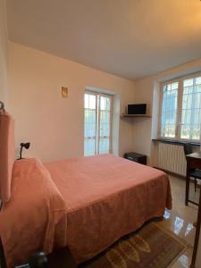 um quarto com uma cama com uma colcha laranja em L'angolo di Chiavari em Chiavari