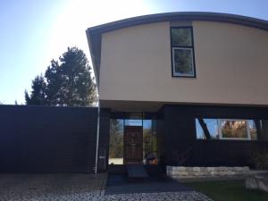 ein Schwarz-Weiß-Haus mit einer Tür in der Unterkunft Ferien- und Seminarhaus Seeger in Haunsheim