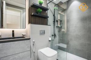 Koupelna v ubytování Keysplease, Wonderful, Upgraded Studio in Carson Damac Hills