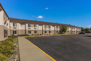 un aparcamiento vacío frente a un edificio en Sleep Inn Airport, en Sioux Falls