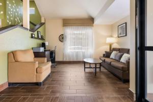 uma sala de estar com um sofá e uma mesa em Sleep Inn Airport em Sioux Falls