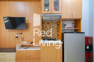 ジャカルタにあるRedLiving Apartemen at Jalan Pramuka - Aokla Propertyのキッチン(冷蔵庫、テレビ付)