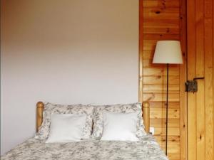 Czarna Dąbrówkaにある"Dolina szczęścia" Kartkowoのベッドルーム1室(枕2つ、ランプ付)