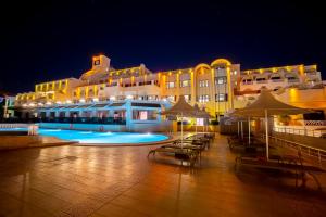 Bazén v ubytování Azka Hotel nebo v jeho okolí