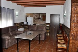 sala de estar con sofá y mesa en Casa rural Molino S CAZORLA PISCINA COMPARTIDA en Pozo Alcón