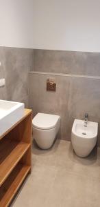 a bathroom with a toilet and a bidet at Mecklenburgische Seenplatte - Saniertes und gemütliches Ferienhaus mit großem Garten und Steg in Großzerlang