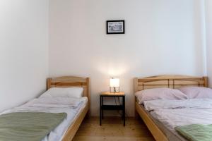 duas camas num quarto com um candeeiro sobre uma mesa em Domki na Krzywej Łące em Krajanow