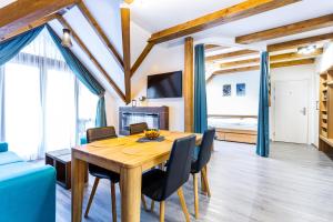 Televízia a/alebo spoločenská miestnosť v ubytovaní Ski Chalet Klínovec