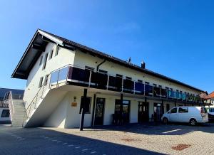 un edificio con un coche aparcado delante de él en Pension Fürstenzell, en Fürstenzell