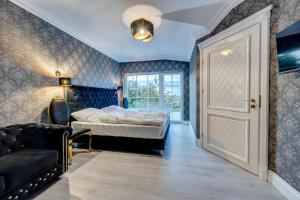 een slaapkamer met een bed en een deur bij Dworek Kurowski in Szczecin