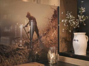 Una foto de una mujer con una lata de agua y un jarrón. en Hotel Garni Larcherhof, en Mayrhofen