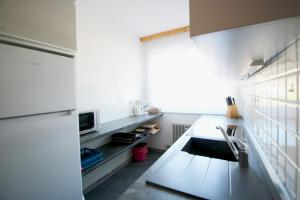 Kuchyňa alebo kuchynka v ubytovaní Mountain View 1-Bedroom Apartment-Top 1
