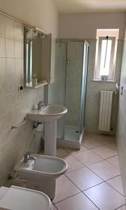 een badkamer met een wastafel, een toilet en een douche bij LOFT Il "Nido degli Angeli" in Cuneo
