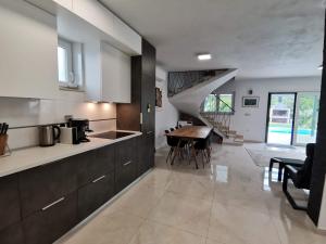Kuchyň nebo kuchyňský kout v ubytování Villa Oliva