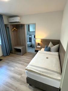 Postel nebo postele na pokoji v ubytování Hotel Villa am Paradies