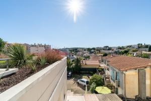 uma vista para uma cidade a partir do telhado de um edifício em La Villa Gauguin em Le Cannet