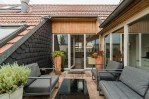 eine Terrasse mit 2 Sofas und einem Tisch in der Unterkunft Ruhige Dachwohnung mit Terrasse Berlin MITTE - Spacious modern rooftop loft in Berlin MITTE in Berlin