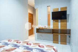 TV a/nebo společenská místnost v ubytování Omah Capung near Malioboro Area Mitra RedDoorz + 34 fotografií