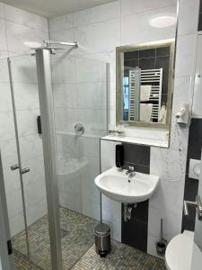 Kylpyhuone majoituspaikassa Hotel Villa am Paradies