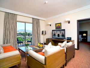TV a/nebo společenská místnost v ubytování Palais Medina Riad Resort