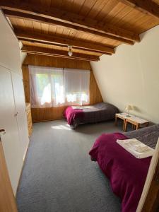 - une chambre avec 2 lits dans l'établissement Bungalow de Montaña, à Esquel