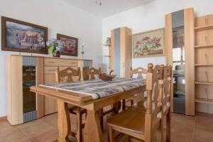 jadalnia z drewnianym stołem i krzesłami w obiekcie Casa Lantana: with Private Pool w mieście Arenas +22 zdjęcia