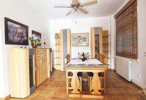 kuchnia ze stołem i wentylatorem sufitowym w obiekcie Casa Lantana: with Private Pool w mieście Arenas