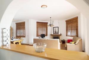 kuchnia i salon ze stołem i krzesłami w obiekcie Casa Lantana: with Private Pool w mieście Arenas