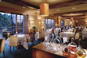 ein Restaurant mit weißen Tischen und Stühlen und Fenstern in der Unterkunft Country Club Tasmania in Launceston