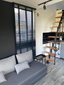 uma sala de estar com um sofá e uma escada em Apartamenty Medyka Park em Medyka