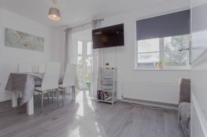 Телевизия и/или развлекателен център в 52 Molyneux Place - 5 Bedroom House in Peterborough Ideal for Groups and Families
