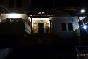 noc widok na dom z drzwiami w obiekcie Villa Georgius w mieście Néon Rýsion