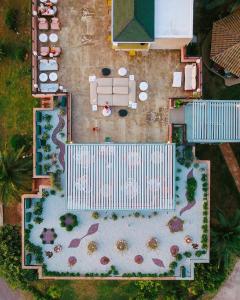 基帕里夏的住宿－Apollo Resort Art Hotel，享有度假村游泳池的顶部景致