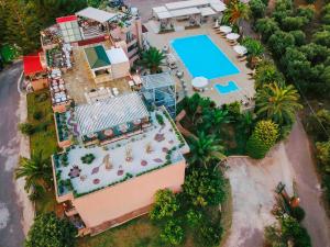 eine Luftansicht eines Hauses mit Pool in der Unterkunft Apollo Resort Art Hotel in Kyparissia