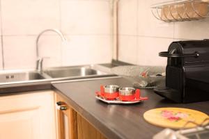 una cocina con dos tazas rojas en una encimera en Casa Dolce Casa en Casorate Primo