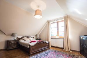 a bedroom with a bed and a window at Borówkowy Domek Kłoda Duża in Zalesie