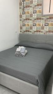 ナポリにあるSky house Napoliの毛布が付いた部屋のベッド1台