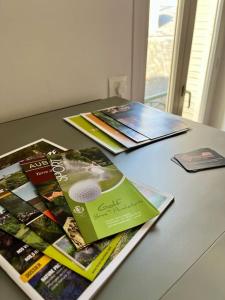 een tafel met brochures en folders erop bij Casa Gambetta #15 - Sublime T2 Moderne & Design - Brive Coeur de Ville in Brive-la-Gaillarde