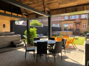 un patio al aire libre con mesa y sillas en Aux Portes des Lacs en Ardres