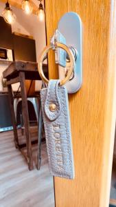 une poignée de porte avec un cadenas fixé sur une porte dans l'établissement Echternacher Hof - Moselloft, à Kinheim