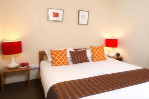 A bed or beds in a room at TWOFOURTWO Boutique Apartments