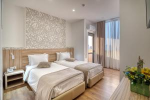 Postel nebo postele na pokoji v ubytování Orbeli Hotel Yerevan