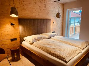 ein Schlafzimmer mit einem großen Bett und einer Holzwand in der Unterkunft FourElements in Wernigerode