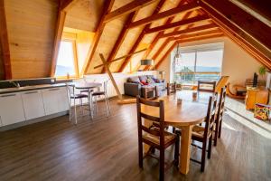 uma cozinha e sala de estar com mesa e cadeiras em Appartement de 2 chambres avec balcon amenage a Saint Come d'Oltc em Saint-Côme-dʼOlt