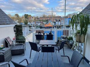 un patio con tavolo e sedie sul balcone. di The Ocean Guesthouse a Weymouth
